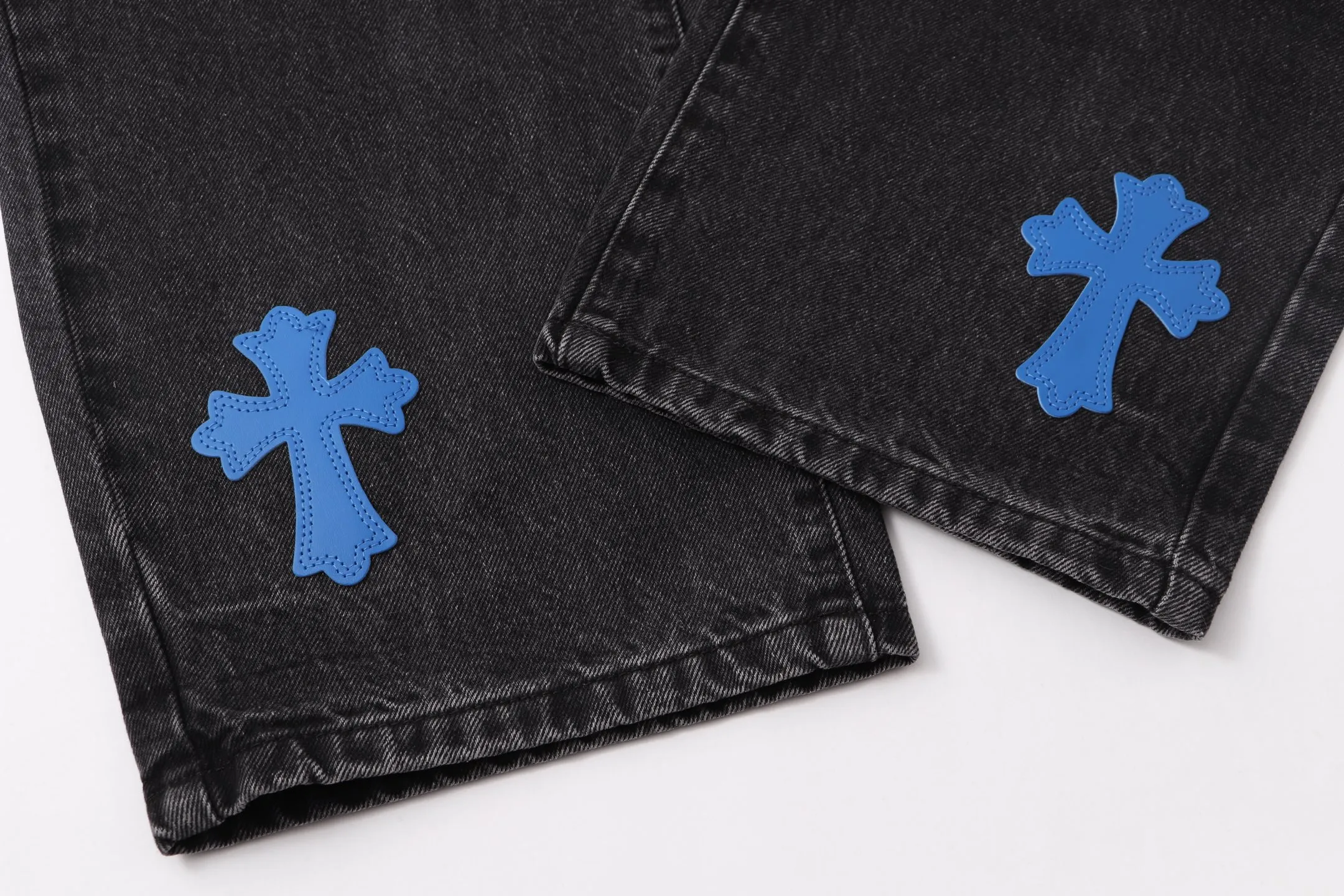 P260 Style number: H80 Croxin & 𝐂𝐡𝐫𝐨𝐦𝐞 𝐇𝐞𝐚𝐫𝐭 ss25 black leather Sanskrit fine jeans. Styles with different washed textures are very friendly to people with thin legs. The slightly flared version perfectly modifies the leg shape. The timeless and moderate length makes it easy to match and match. It is the basis for various styles and is a must-have in your wardrobe! The fabric is stiff but also makes the upper body soft without losing texture. The washing process is even more perfect. It is a must-have item for everyone! ! ! Washed wheat, hang tag, pants label, three labels complete Color: black Size: 30-32-34-36